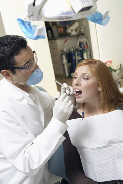 Jovem Mulher Consultório Dentista — Fotografia de Stock