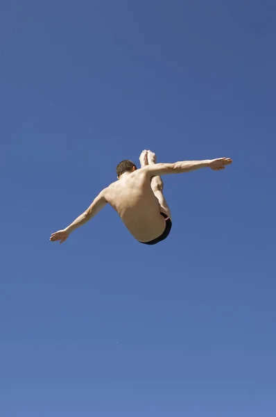 Νεαρή Γυναίκα Πηδάει Στην Παραλία — Φωτογραφία Αρχείου