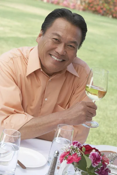 Hombre Sonriente Disfrutando Una Copa Vino Blanco — Foto de Stock