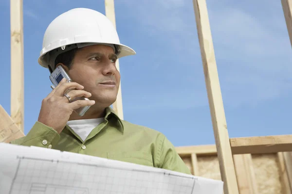 Trabalhador Construção Usando Telefone Celular — Fotografia de Stock