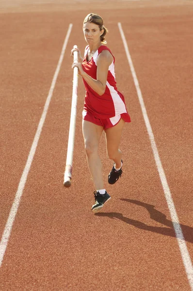 Giovane Donna Che Corre Pista — Foto Stock