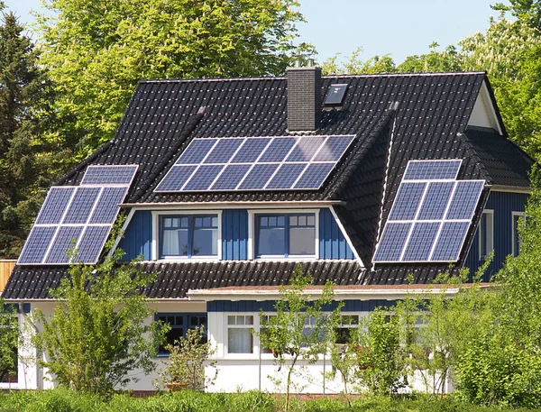 Huis Met Zonnecellen — Stockfoto