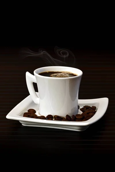 黒を背景にコーヒーと豆を飲み — ストック写真