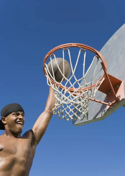 Mladý Muž Ponořuje Basketbal Koše — Stock fotografie