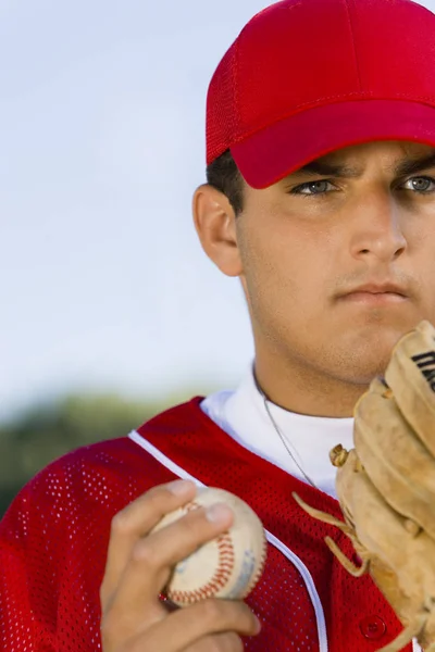 一个拿着棒球棒的年轻人的画像 — 图库照片