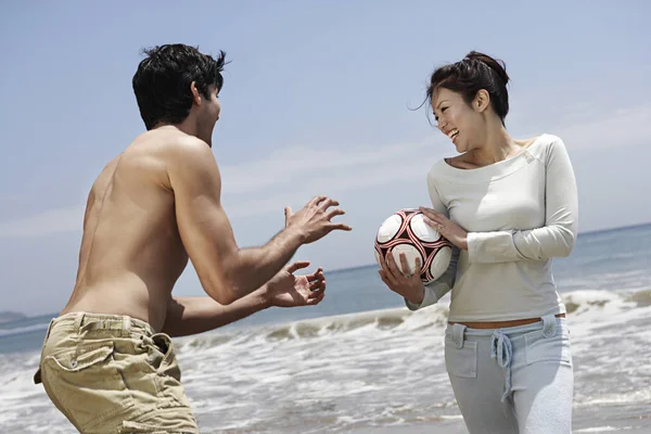 Pai Filho Jogando Vôlei Praia — Fotografia de Stock