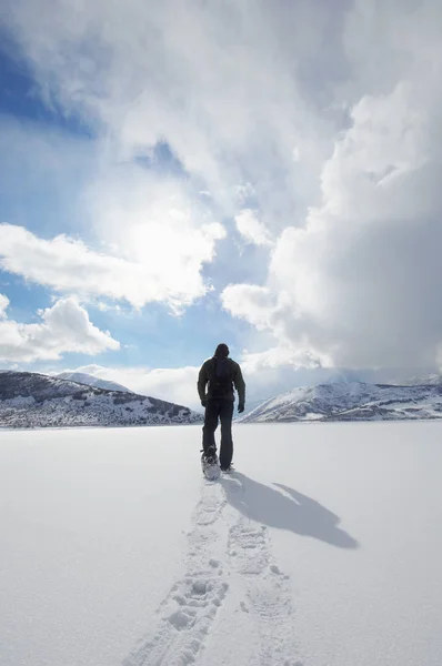 Człowiek Snowshoeing Dziewiczej Śniegu — Zdjęcie stockowe