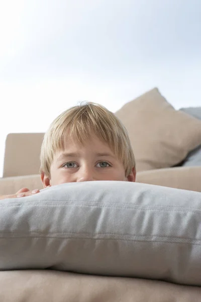 Yastıkların Arkasında Saklanan Çocuk — Stok fotoğraf