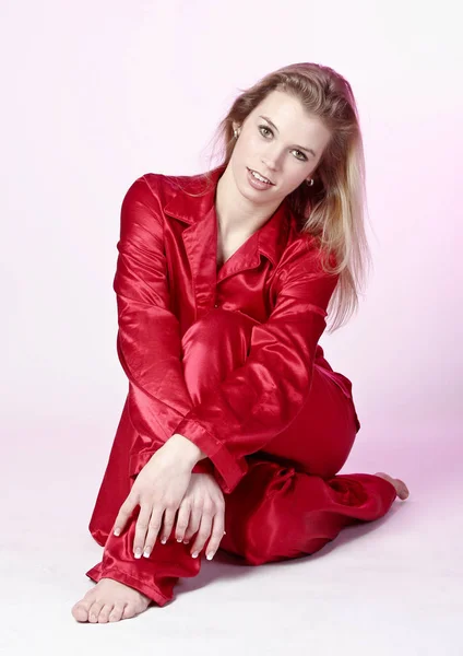 Belle Jeune Femme Robe Rouge Posant Sur Fond Blanc — Photo