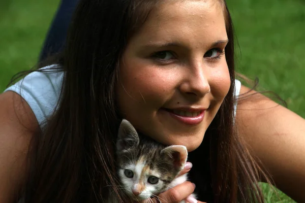 Mujer Joven Con Gatito — Foto de Stock