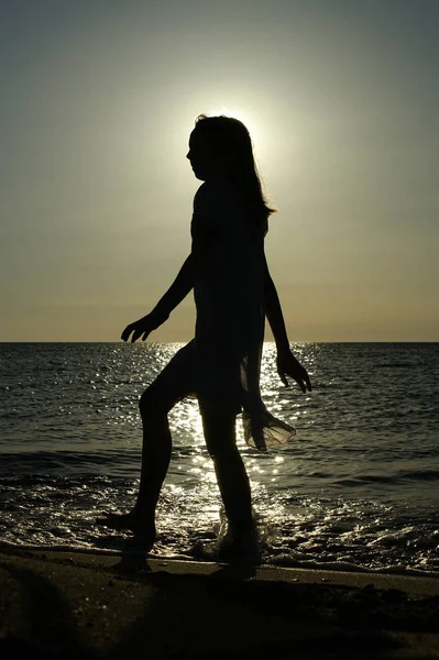 Dívka Moři Podsvícení — Stock fotografie