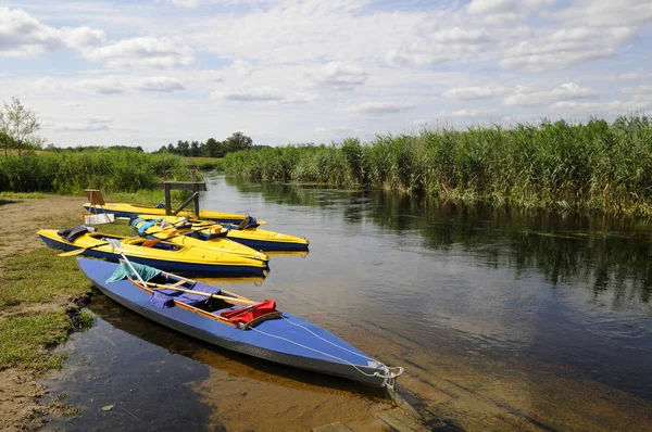 Kayaks Orilla Del Río — Foto de Stock