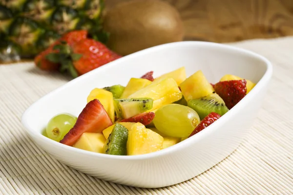 Ensalada Fruta Tazón Blanco Piña Kiwi Fresas Fondo — Foto de Stock