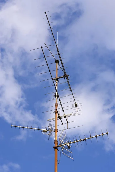 Radio Televisie Antenne Tegen Blauwe Lucht — Stockfoto
