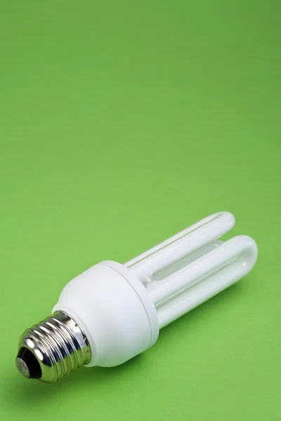 Lámpara Ahorro Energía Sobre Fondo Verde Con Copyspace —  Fotos de Stock