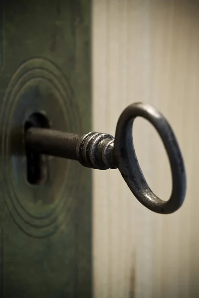 Vieille Clé Dans Serrure Armoire — Photo