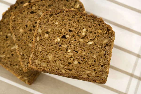 Drie Plakken Bruin Brood Gestapeld Vogels Bekijken — Stockfoto