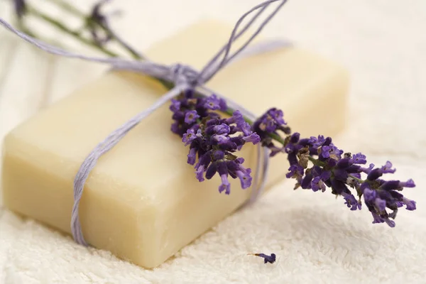 手工制成的薰衣草肥皂和花朵 用紫色丝带捆扎在毛巾上 地底浅 — 图库照片