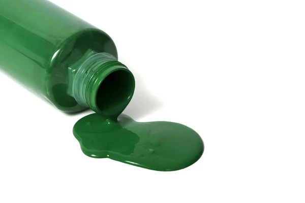 Grön Färg Läcker Från Plastflaska Vit Bakgrund — Stockfoto
