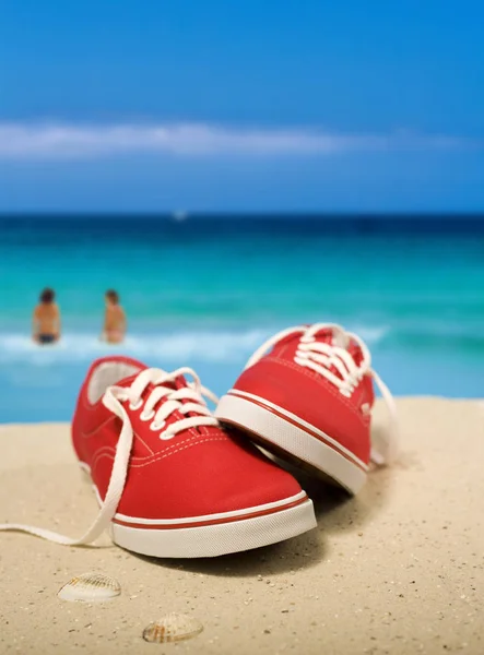 Rode Sneakers Mooi Strand Twee Personen Lopen Het Turquoise Water — Stockfoto