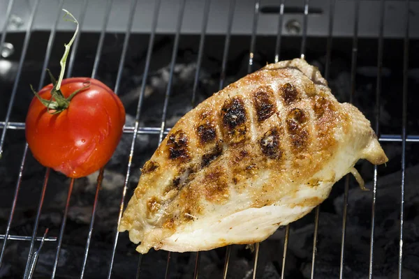 Knuspriges Huhn Und Gegrillte Tomaten Auf Dem Grill — Stockfoto