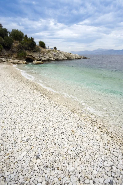 Spiaggia Con Ciottoli Bianchi Rocce Kassiopi Corfù Grecia Montagne Albanesi — Foto Stock