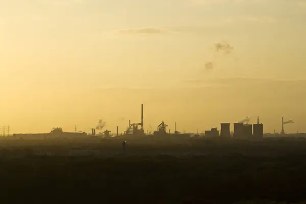 대기를 오염시키는 중공업 발전소 — 스톡 사진