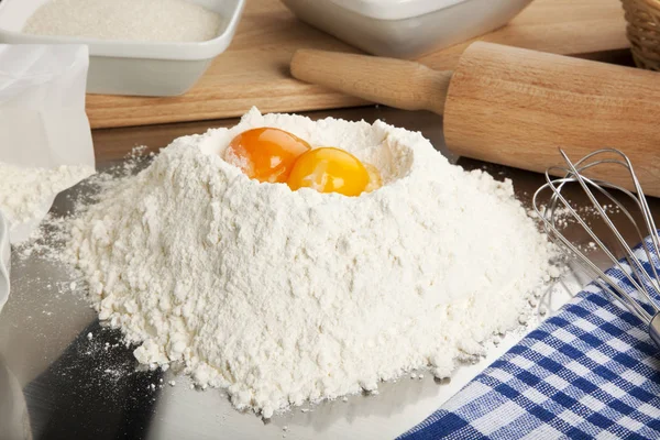 Preparações Para Assar Amontoado Farinha Com Ovos Cima Utensílios Ingredientes — Fotografia de Stock