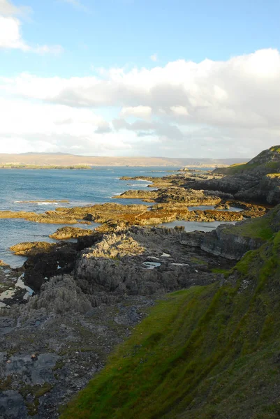 スコットランドの耐久力の東にある岩だらけの海岸で — ストック写真