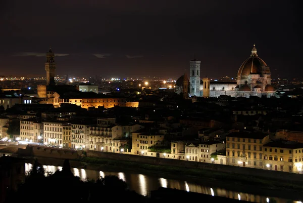 サンタ マリア フィオーレ大聖堂 フィレンツェ イタリアと夜のアルノ川 — ストック写真