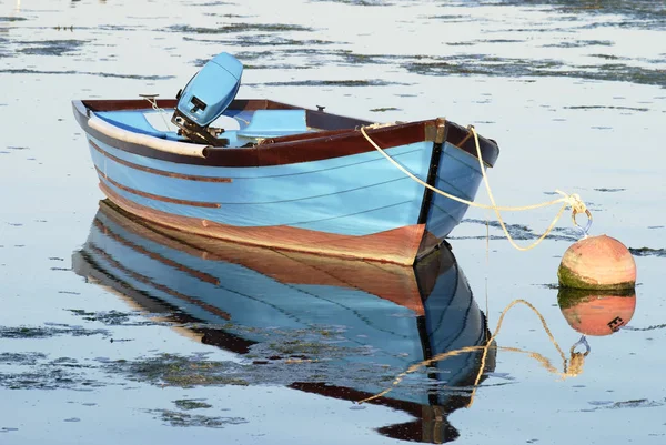 Μπλε Βάρκα Αγκυροβολημένη Στο Emsworth — Φωτογραφία Αρχείου