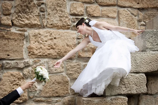 Невеста Тянется Букетом — стоковое фото