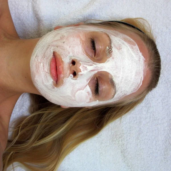 Giovane Donna Nel Salone Spa Applicare Maschera Facciale — Foto Stock