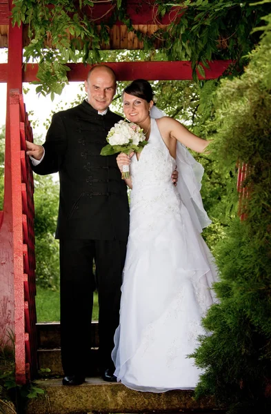 新娘新郎 穿婚纱的女人 穿西装的男人 — 图库照片