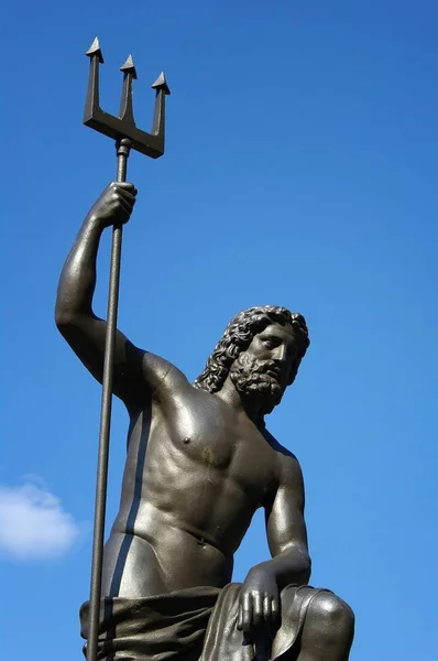 Нептуновая Статуя Трезубцем Перед Небом — стоковое фото