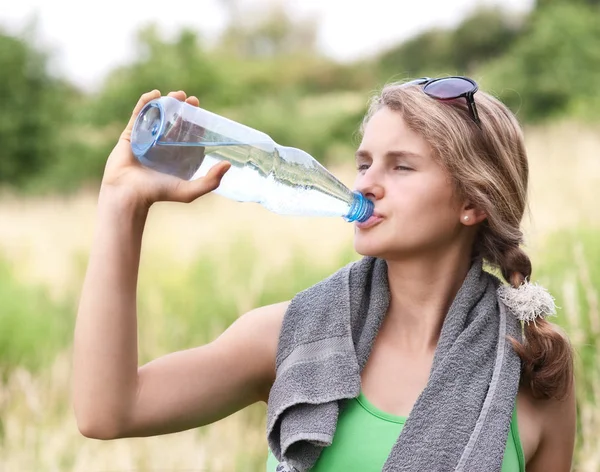 Молодая Женщина Пьет Воду Бутылки Минерала — стоковое фото