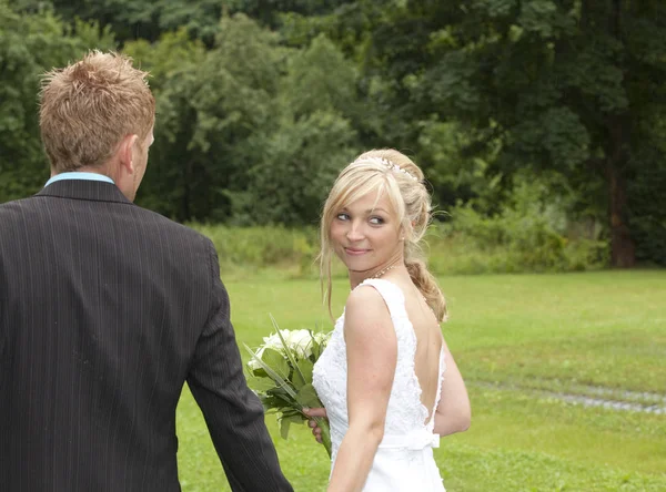 Nowożeńcy Cieszą Się Razem Czasem — Zdjęcie stockowe