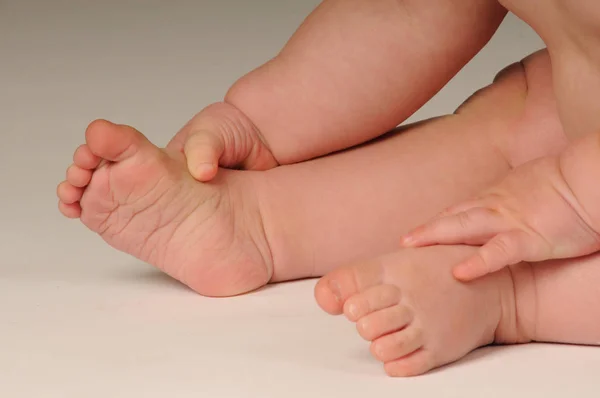 Bebé Jugando Con Sus Pies — Foto de Stock