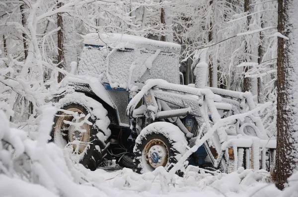 Snow Covered Tractor Woodland — Stock Photo, Image