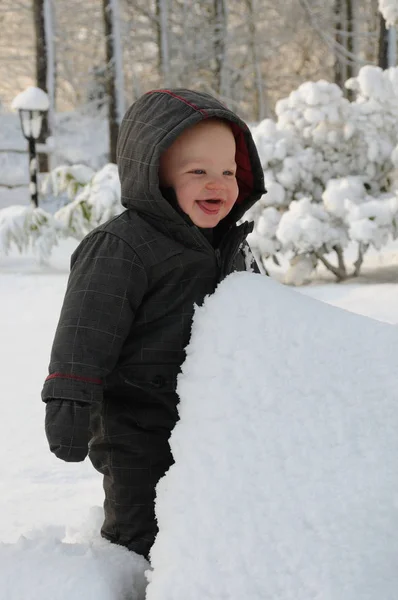 宝宝在雪地里玩得开心 — 图库照片