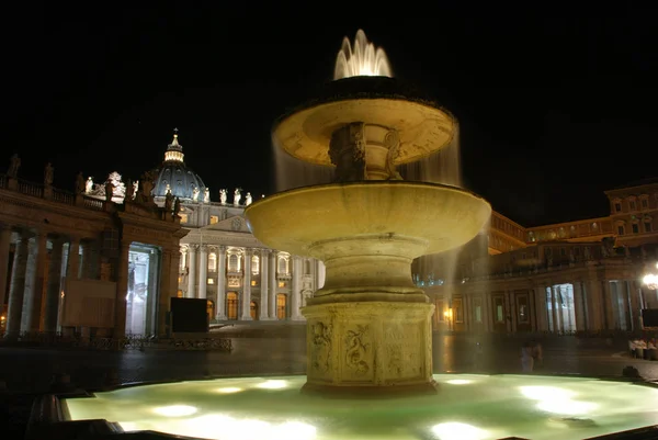 Vattenfontän Peterstorget Vatikanstaten Rom Italien — Stockfoto