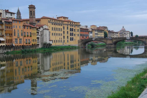 Флоренция Италия Река Арно — стоковое фото