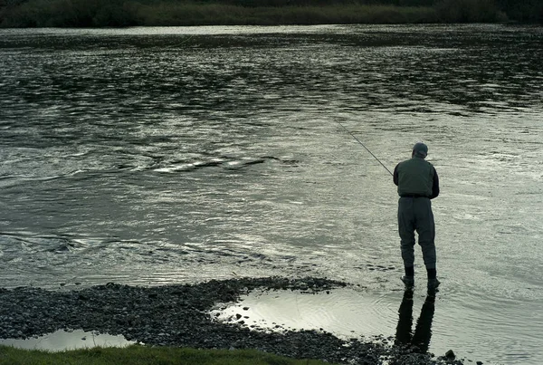 Hombre Para Pesca Orilla Del Río Escocia —  Fotos de Stock