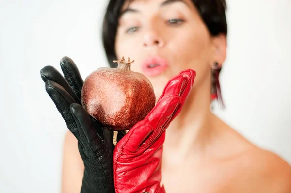 Kvinna Som Håller Granatäpple Röda Och Svarta Handskar — Stockfoto