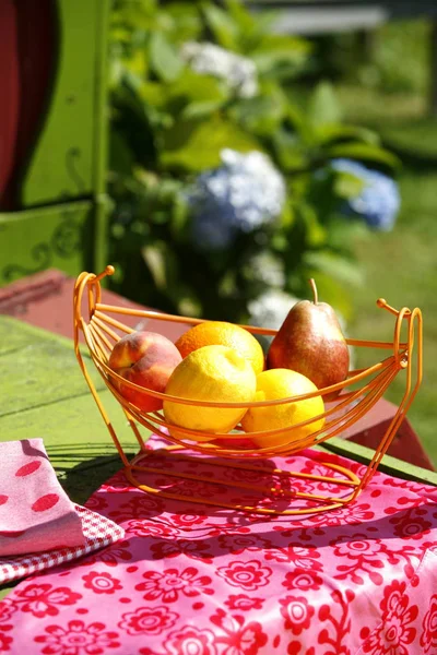 Ein Obstkorb Auf Einem Tisch — Stockfoto