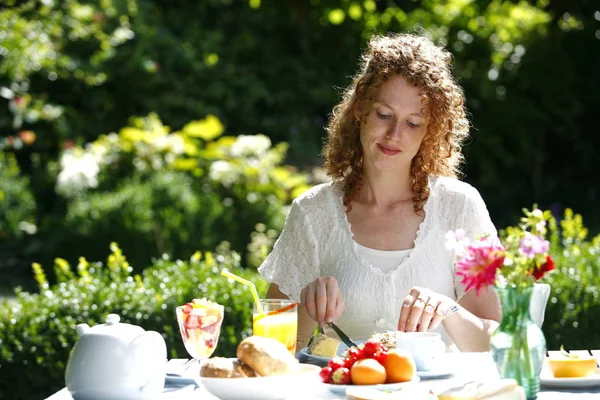 Μια Όμορφη Γυναίκα Τρώει Στον Κήπο Της — Φωτογραφία Αρχείου