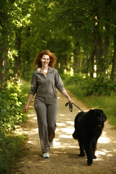 Uma Bela Mulher Passeando Seu Cão — Fotografia de Stock