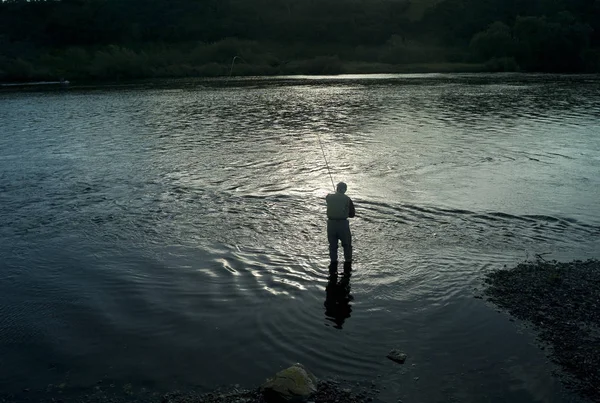 Man Stand Pesca Sulla Riva Del Fiume Scozia — Foto Stock