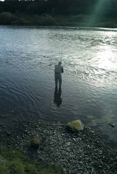 Man Stands Fishing Riverbank Écosse — Photo