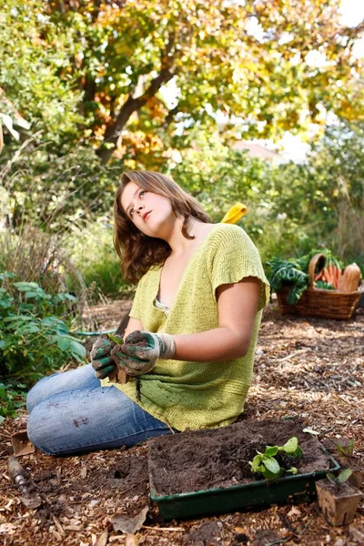 Genç Bir Kızın Bahçede Nasıl Büyüyeceğini Öğrenirken Çekilmiş Bir Fotoğraf — Stok fotoğraf